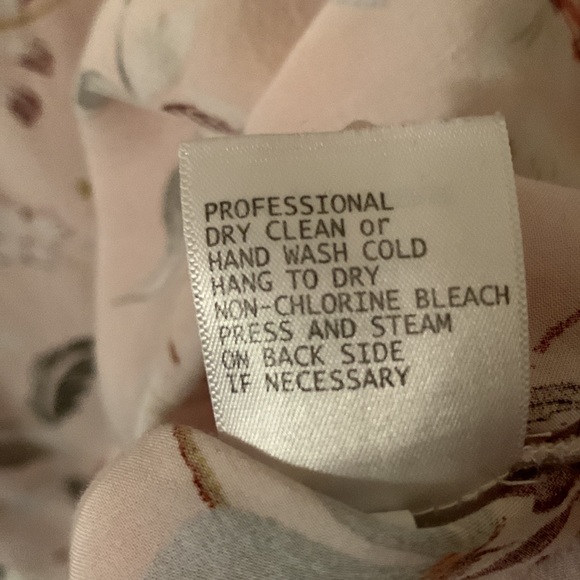 NWOT Lovely pink w/white, red & yellow flowers shirred v-neck collar blouse - Picture 11 of 11